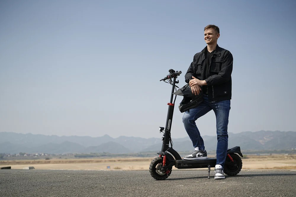 How to Choose the Right iSinwheel Scooter for Your Daily Distance